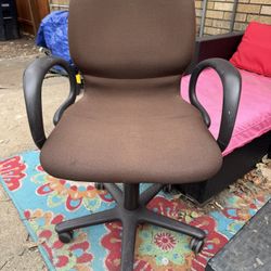 brown fabric Steelcase Sensor office chair. 