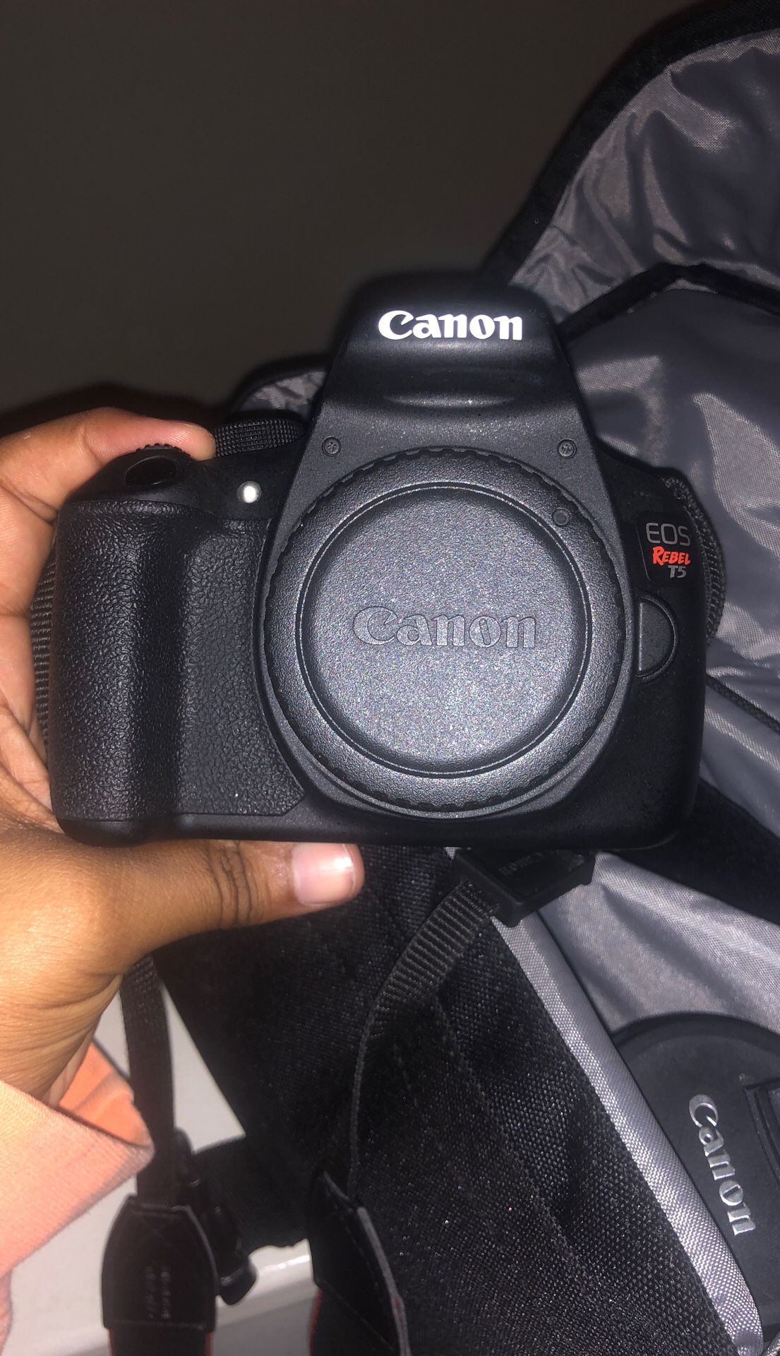 Canon rebel t5 like new w/waterproof case and camera bag