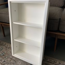 Bathroom shelving insert