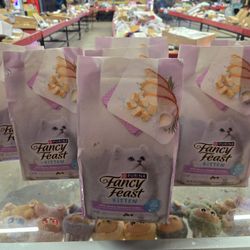 Purina Fancy Feast Dry Cat Food with Savory Farm-Raised Chicken and Turkey - 3 lb. Bag