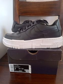 Like new size 7 Women $45
