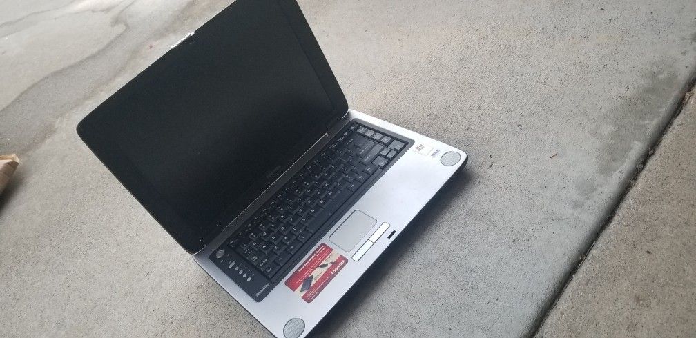 TOSHIBA LAPTOP NO SE SI PRENDA O NO NO TENGO EL CARGAFOR