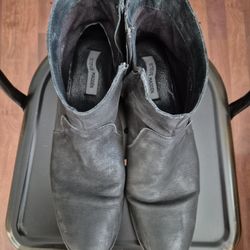 STEVE MADDEN LEATHER MENS ANKLE BOOTS. WORN LOOKING STYLE BOOTS. SIZE 11. Send Me A Reasonable Offer.