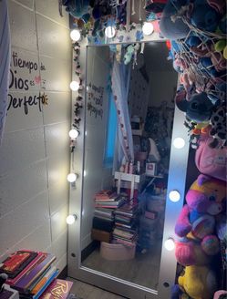 Full-Length Vanity Mirror with Hollywood Lights selling as is / bright lights / missing to lightbulbs 💡