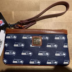 LAST MINUTE CHRISTMAS GIFT! NWT LARGE DOONEY SEAHAWKS WRISTLET. FIRM