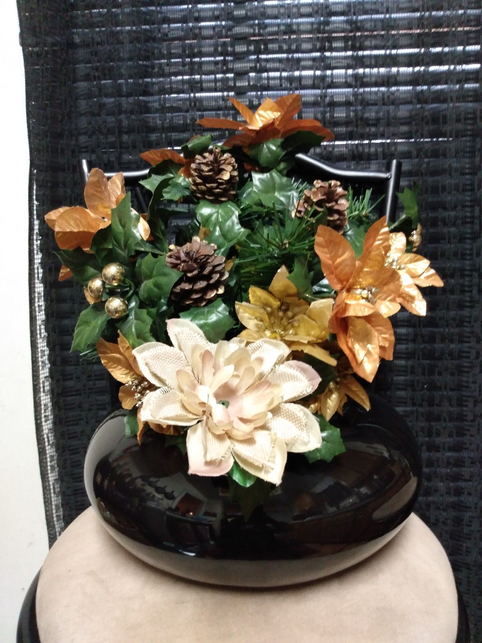 $40 very beautiful Black/Gold flowers decorations in black round beautiful vase. $50 for vase & picture.