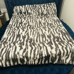 Lexus Navy Blue Suade Round Bed