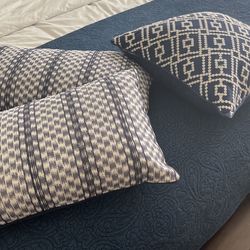 Navy Pillows And Quilt 