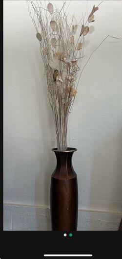 Beautiful Decorative Vase With Dry Flower Arrangement - Like New!