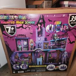 Monster High Haunted High School playset