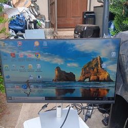 !! Computer Monitor 🖥  Dell 24 in with HDMi/VGA Adjustable Height