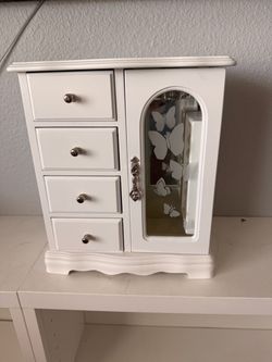 Free white jewelry box