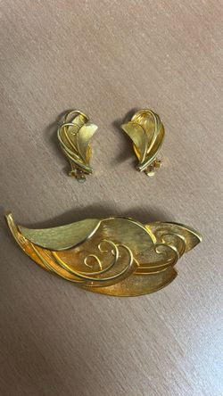 Set Vintage Prendedor + Aretes Clip Dorados - Diseño Hojas -