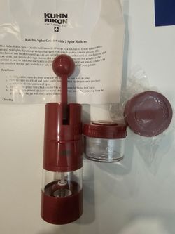 Ratchet Spice Grinder with 2 spice shakers