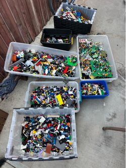 Like 35 pounds de legos y como 250 figuras