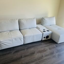 Rooms To Go Sectionnal Couch With Bluetooth Speakers / Delivery 