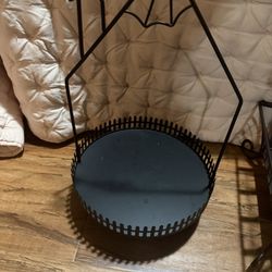 Spooky Metal Décor Stand