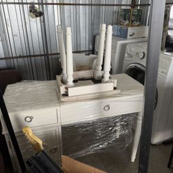 White Painted Vanity With Drawers – Cottage/Farmhouse Style