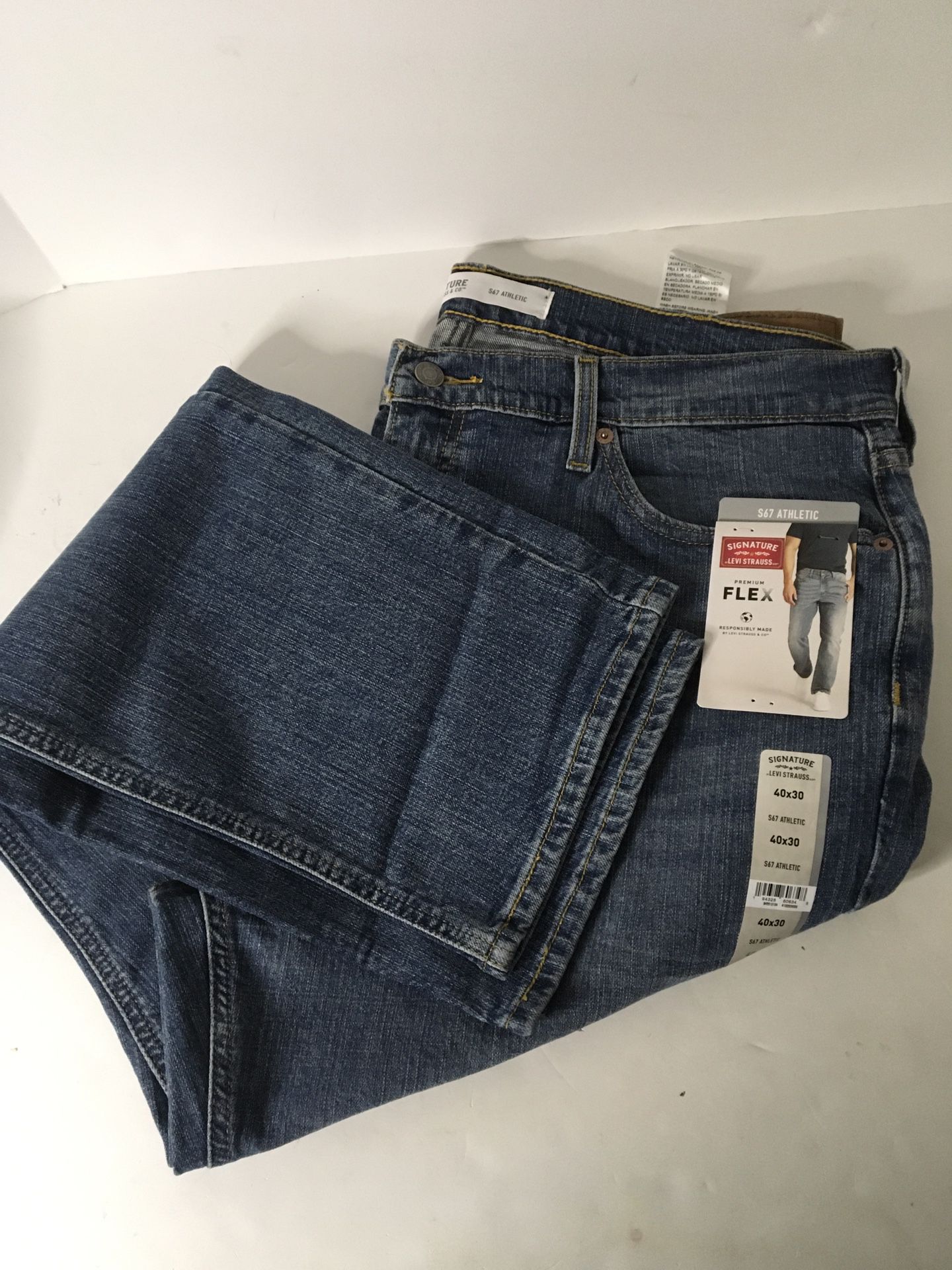 New Men's 40x30 Signature Levi Strauss Athletic Flex Fit Jeans for Sale in  La Marque, TX - OfferUp