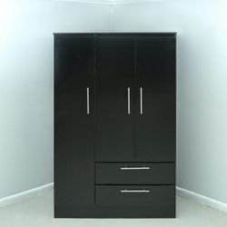 Wardrobe . Ample Storage And Elegant Design! - Armario ¡ Amplio Almacenamiento Y Diseño Elegante ! 