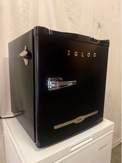 Igloo: Black Mini Refrigerator