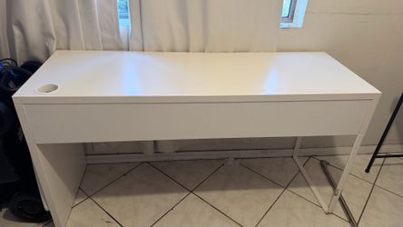 White desk-ikea