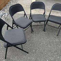 A Set Of 4 Padded Folding Chairs In Excellent Condition 