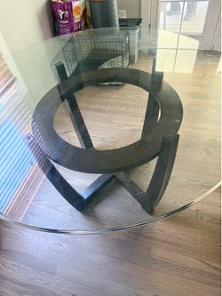 Round glass dining set w/4. Chairs