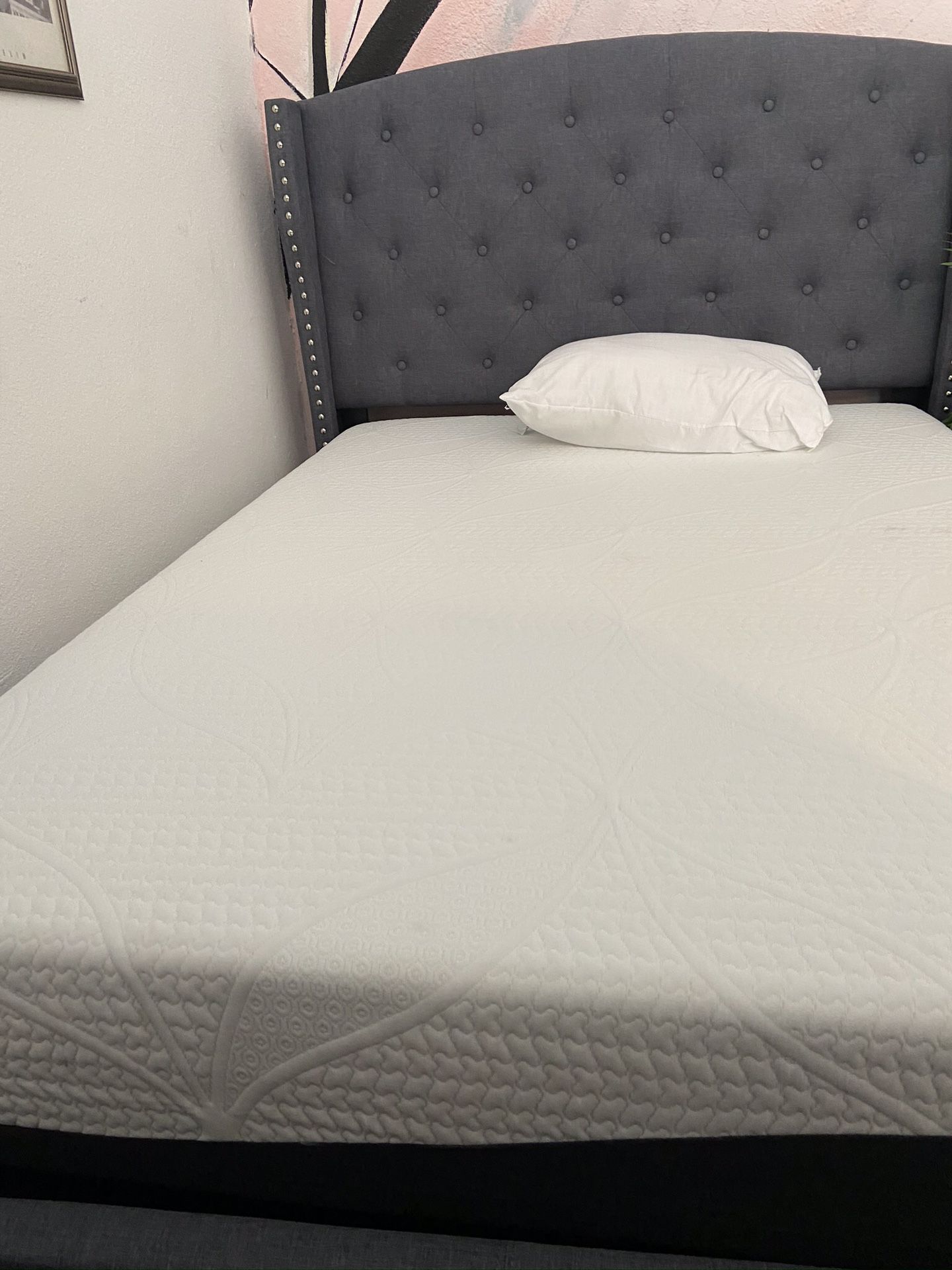 Grey queen platform bed wth matress 🎈🎈🎈🚚