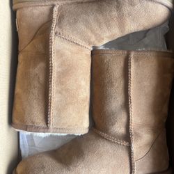 UGG Classic Short II Boots – Chestnut (Size 6 Women’s)