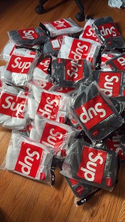 Supreme socks 4pairs black & white available
