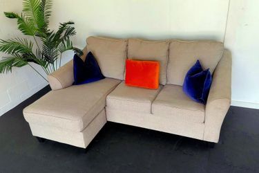 FREE DELIVERY!!!
Beautiful 2-Piece Ashley Furniture Sectional