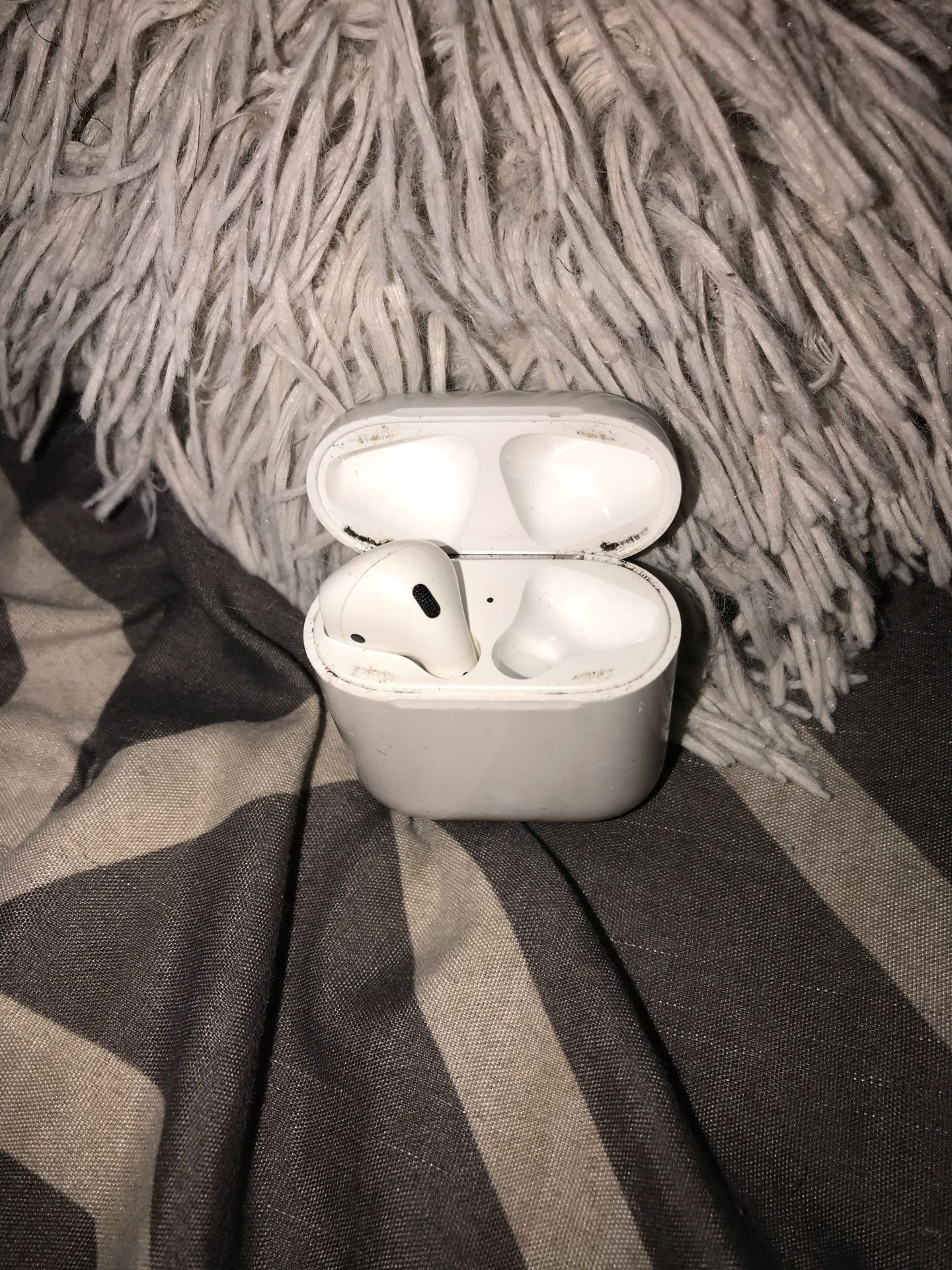 Air pods only have one some one get these ASAP