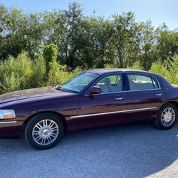 2008 LINCOLN TOWN CAR SIGNATURE *ONLY 95,000 MILES* ONE OWNER* CLEAN*  CLEAN CARFAX  LINCOLN DEALER SERVICED SINCE NEW  ICE COLD AC  HARD TO FIND A LA