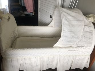 Eddie Bauer Musical Rocking Bassinet