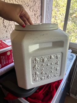 Dog food container