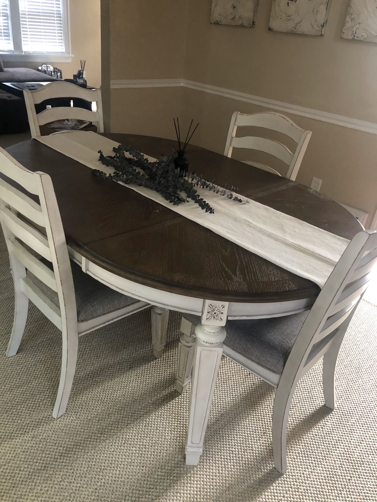 Realin dining table