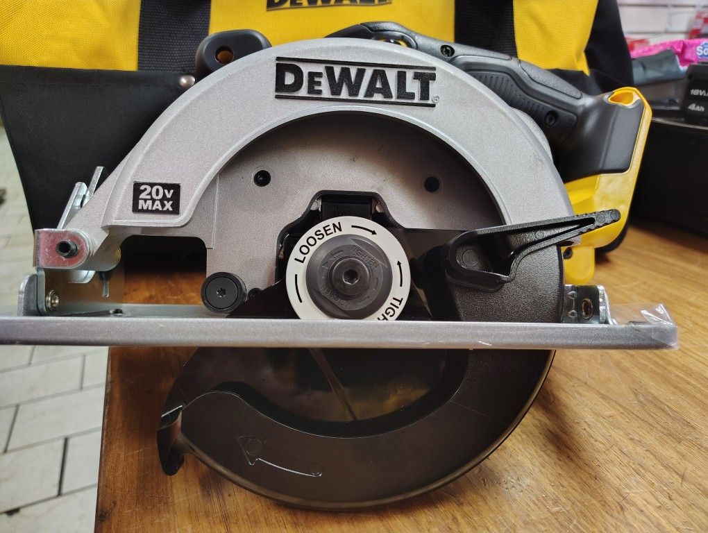 DeWalt 6 1/2 Circular Saw Tool Only With Blade