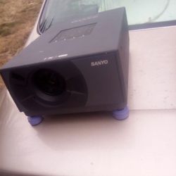 Sanyo Model Number Plc-suo7n Projector With Computer Hookups As Well