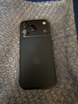 iphone 17 pro(not the pro max) 256gb unlocked clean Imei IMMACULATE CONDITIONS phone was activated April 1st 🪫health 💯 🪫 🔁 25 no box or accessorie