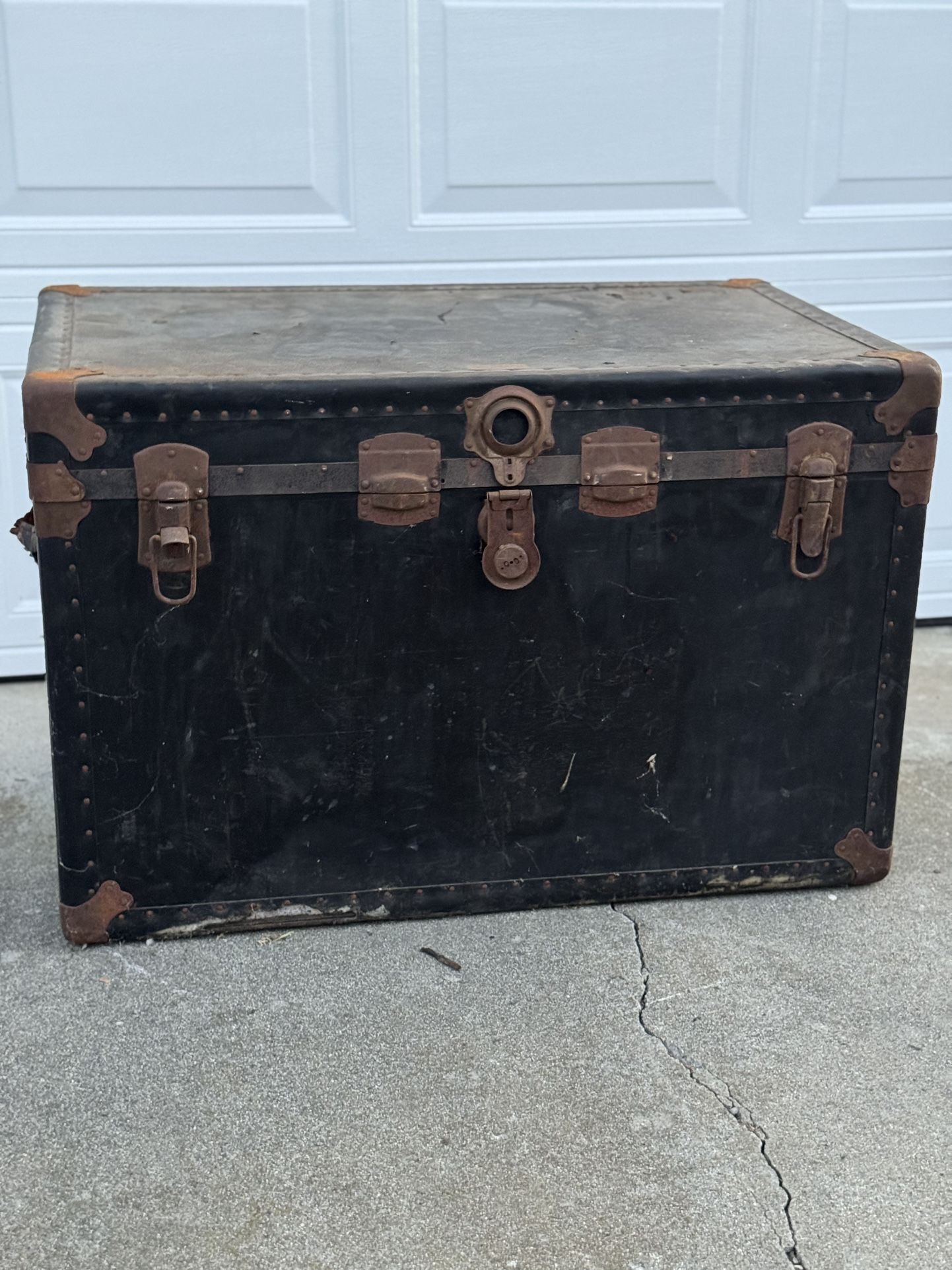 Antique Steamer Trunk Luggage / Coffee Table