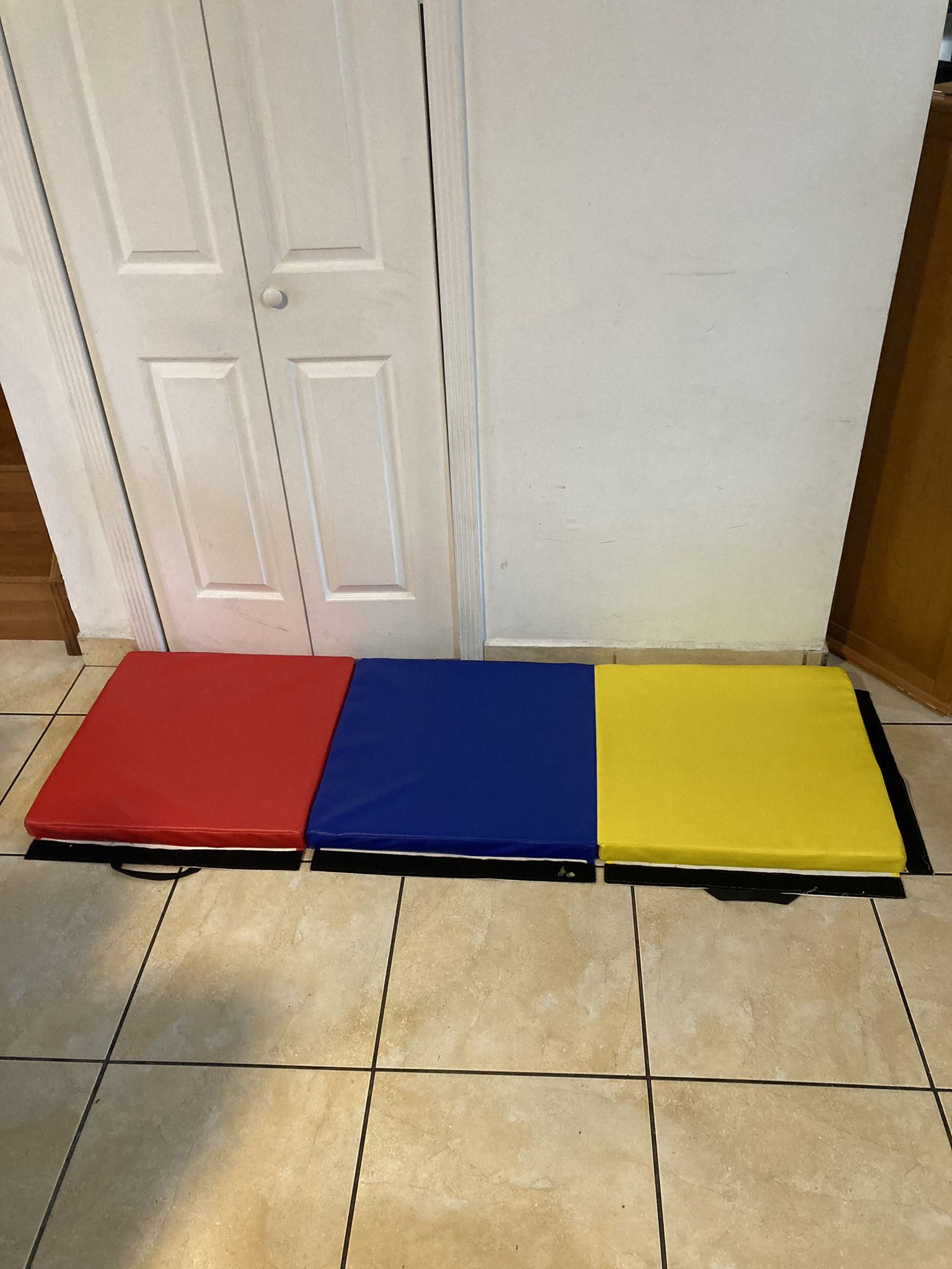 Colchoneta de gimnasia, tapete Grueso de yoga, Tricolor ejercicios. plegable portátil Gymnastics mat, thick yoga mat, exercises. portable folding