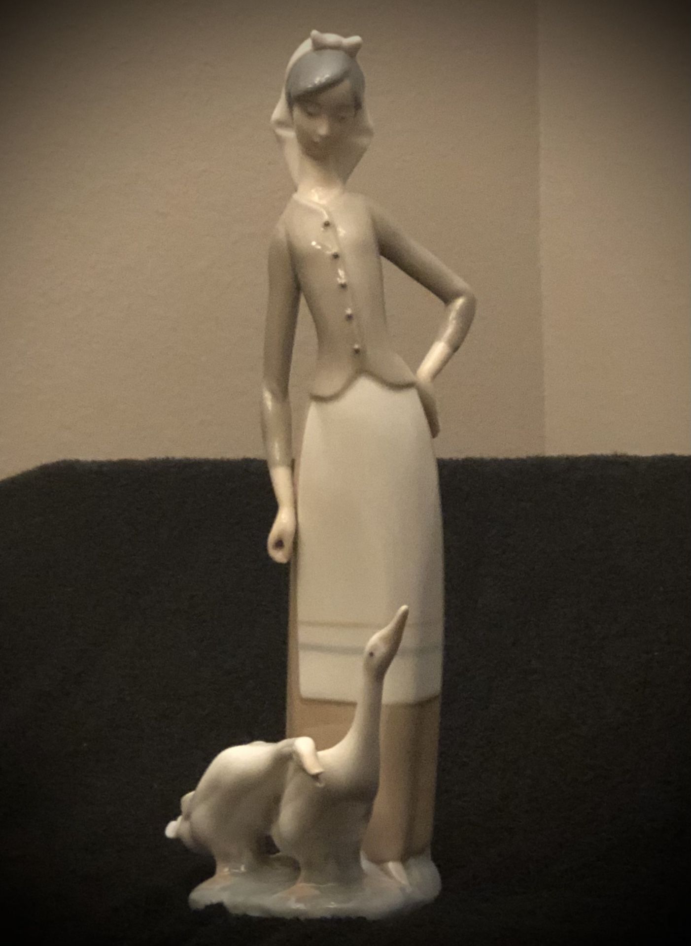 LLADRO "GIRL WITH GEESE" #1035 Figurine