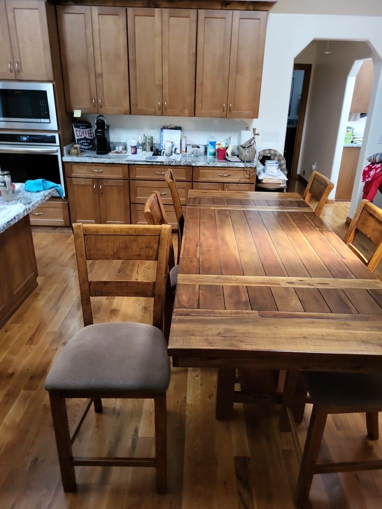 Dining Room Table And 6 Chairs 