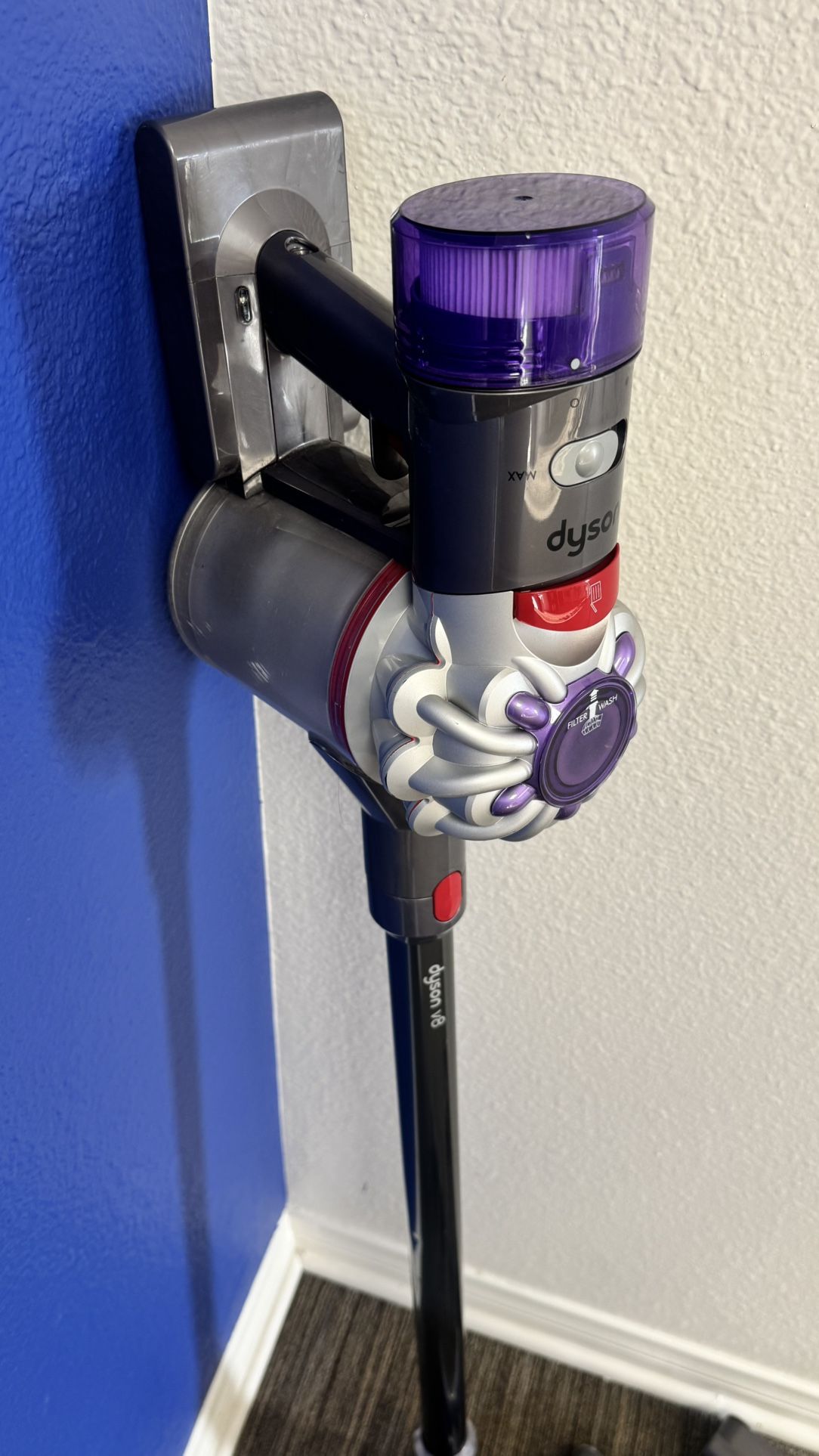 Dyson V8 Vacuum With Attachments