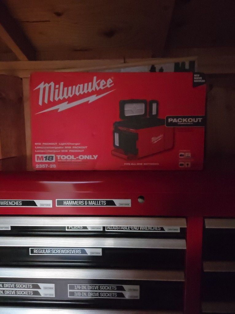 MILWAUKEE 18 PACKOUT LIGHT/CHARGER