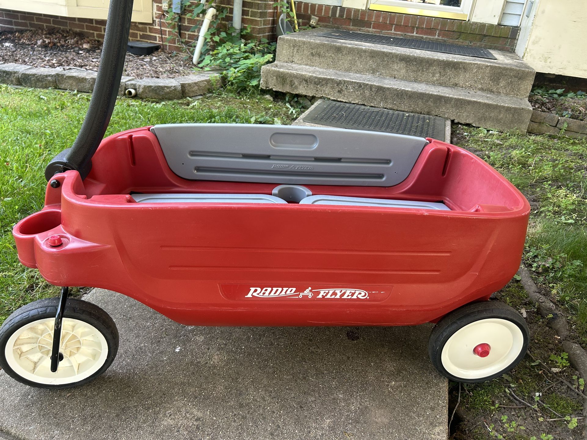 PRE-OWNED IN GOOD CONDITION RADIO FLAYER RED WAGON
