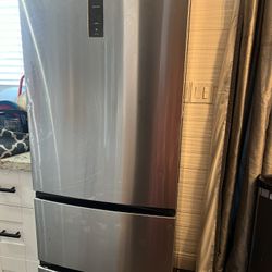 He 24 Inch Refrigerator $700