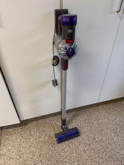 SHARK V7 VACUUM WITH CHARGER ONLY LIGHTLY USED