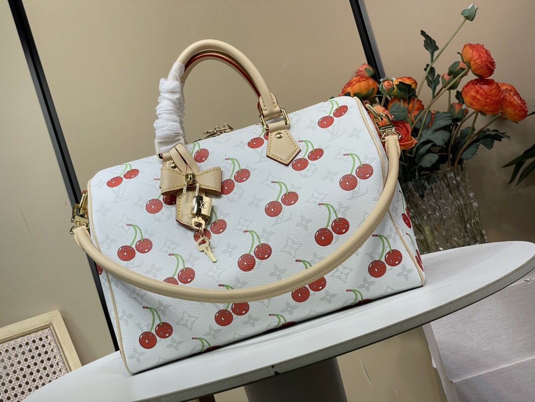 A cute handbag with fashionable characteristics
